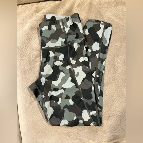 EUC Athleta lightning camo 7/8 tight, NWOT - Picture 2 of 5